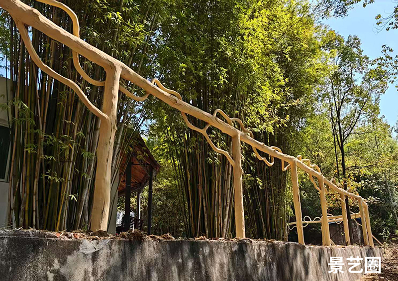 动物园里给袋鼠用水泥仿木栏杆围起来的家第3张