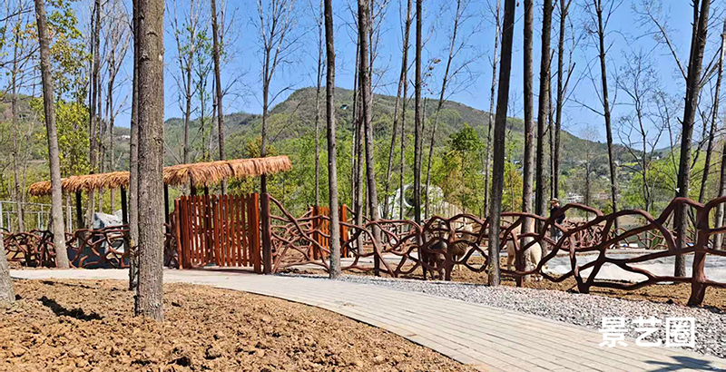 动物园里给羊驼用水泥仿树藤栏杆围起来的家第2张