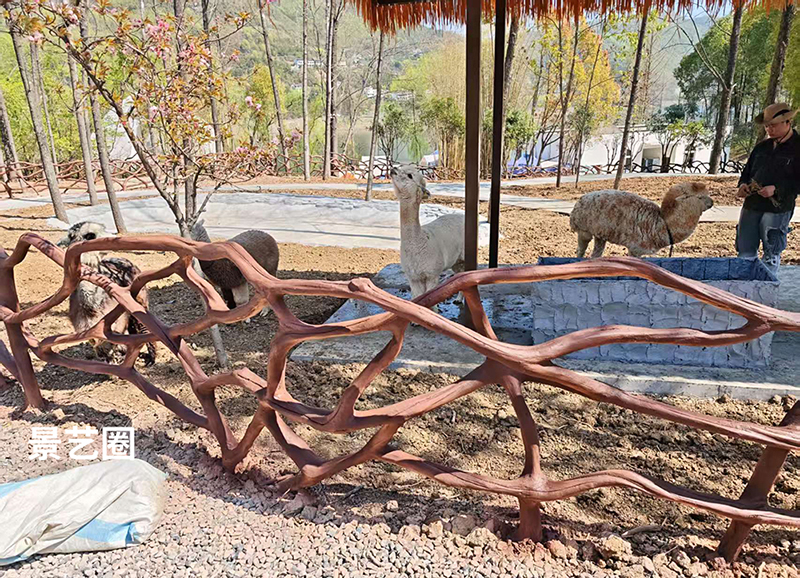 动物园里给羊驼用水泥仿树藤栏杆围起来的家第1张