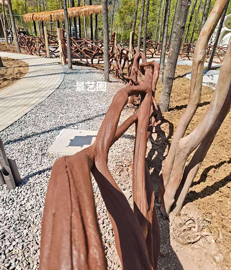 动物园里给羊驼用水泥仿树藤栏杆围起来的家第4张