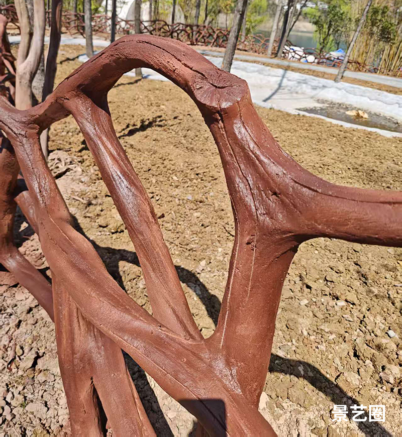 动物园里给羊驼用水泥仿树藤栏杆围起来的家第5张