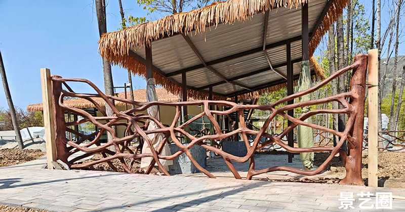 动物园里给羊驼用水泥仿树藤栏杆围起来的家第6张