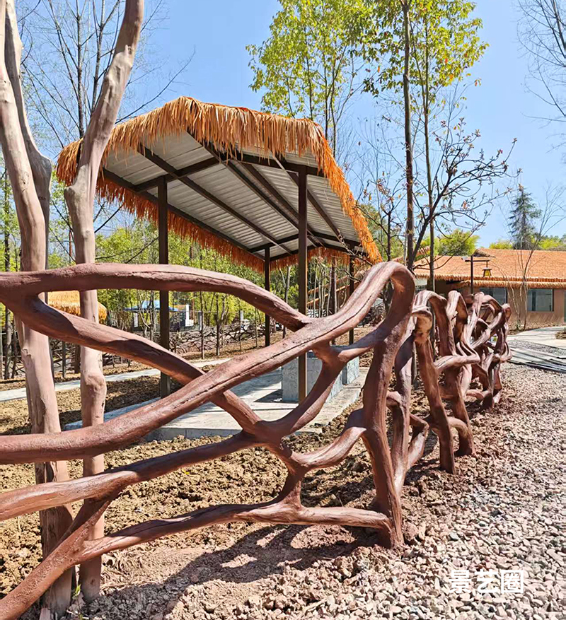 动物园里给羊驼用水泥仿树藤栏杆围起来的家第7张