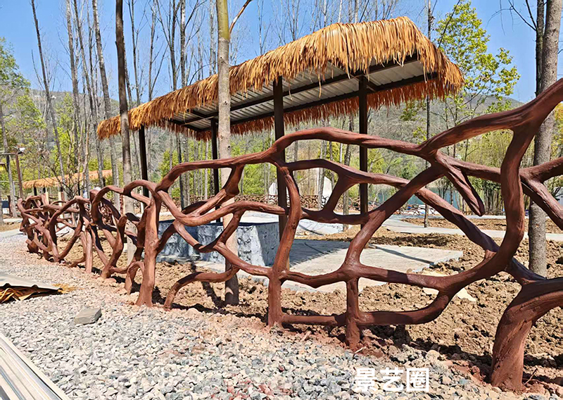 动物园里给羊驼用水泥仿树藤栏杆围起来的家第8张